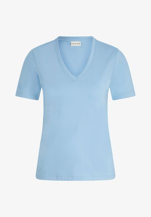 T-shirt bleu clair à manches courtes en V, fabriqué en coton doux, avec une texture lisse et un design simple sans motifs ni accents.