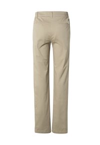 Pantalon beige à jambes droites avec passants de ceinture et deux poches passepoilées à l'arrière, présenté de dos sur fond blanc.