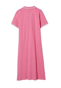 Robe polo rose en tissu doux. Manches courtes, longueur genoux, avec un col rayé de couleur claire et un design simple.