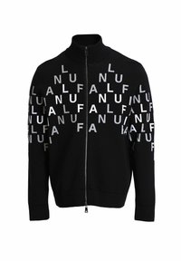 Zwarte zip-up jas met hoge kraag, voorzien van verspreide witte en zilveren textpatronen, gemaakt van zachte, gestructureerde stof.