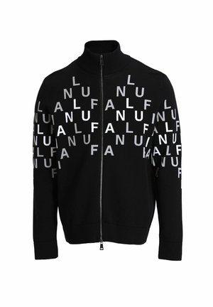 Zwarte zip-up jas met hoge kraag, voorzien van verspreide witte en zilveren textpatronen, gemaakt van zachte, gestructureerde stof.