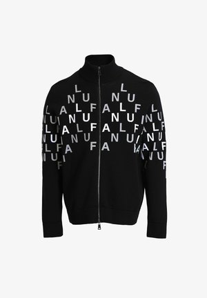 Zwarte zip-up jas met hoge kraag, voorzien van verspreide witte en zilveren textpatronen, gemaakt van zachte, gestructureerde stof.