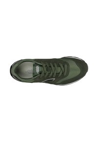 Scarpa sportiva verde con tomaia in rete, dettagli in suede, chiusura con lacci e suola in gomma nera. Dettagli bianchi minimi lungo la suola.