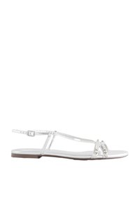 Sandales plates argentées avec fines brides, une boucle réglable et des accents décoratifs en strass sur le devant. Texture lisse et brillante.