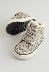 Glittriga leopardmönstrade högskoskor med två kardborreband, mjukt innertyg och texturerade svarta gummisulor.