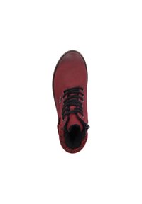 Bottine rouge avec lacets noirs et bout rond. Présente un col en tricot texturé et une fermeture éclair sur le côté pour un accès facile. Semelle plate.