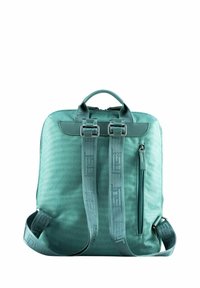 Mochila de tela verde con correas ajustables, asa en la parte superior y bolsillo con cremallera. Presenta herrajes plateados y adornos cosidos para mayor durabilidad.