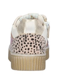 Mehrfarbiger Sneaker mit einem strukturierten, rosa gepunkteten Fersenbereich, weißem Obermaterial, goldenen Akzenten und einer gemusterten Schlaufe. Dicke, gerillte Gummisohle.