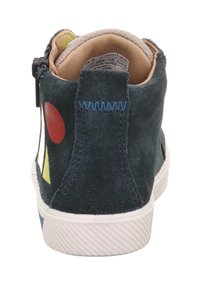 Hochschaft-Sneaker aus marineblauem Wildleder mit weißer Gummisohle, gelben und roten geometrischen Akzenten sowie einem seitlichen Reißverschluss für einfaches An- und Ausziehen.