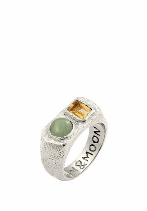 Sølvtekstureret ring med en rund grøn sten og en rektangulær gul ædelsten, graveret indvendigt med "SUN & MOON".