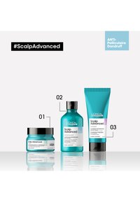 Tre L'Oréal Scalp Advanced-produkter: en turkos lergodsburk, en flaska och en tub, alla märkta "Anti-Dandruff" med svarta och vita accenter.
