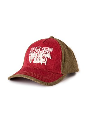 Gorra de béisbol con parte frontal roja y laterales marrones, bordada con texto blanco que dice "Nunca renuncies a tu DOMINGO."