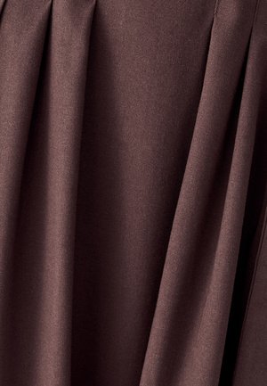 Donkerbruin stof met zachte plooien en een zichtbare geweven textuur, verticaal hangend in zachte draperieën.