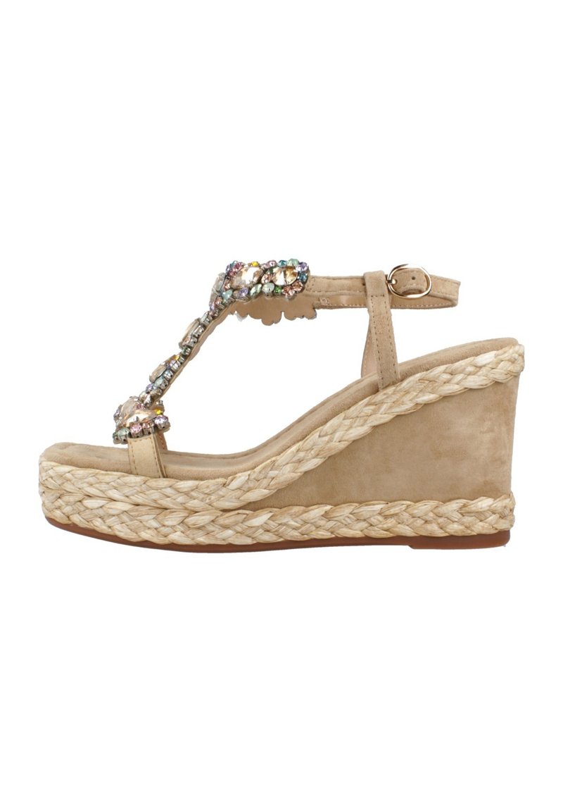 Sandalo con zeppa beige, suola in juta intrecciata, cinturino decorato con perline e fibbia regolabile alla caviglia per una vestibilità sicura.