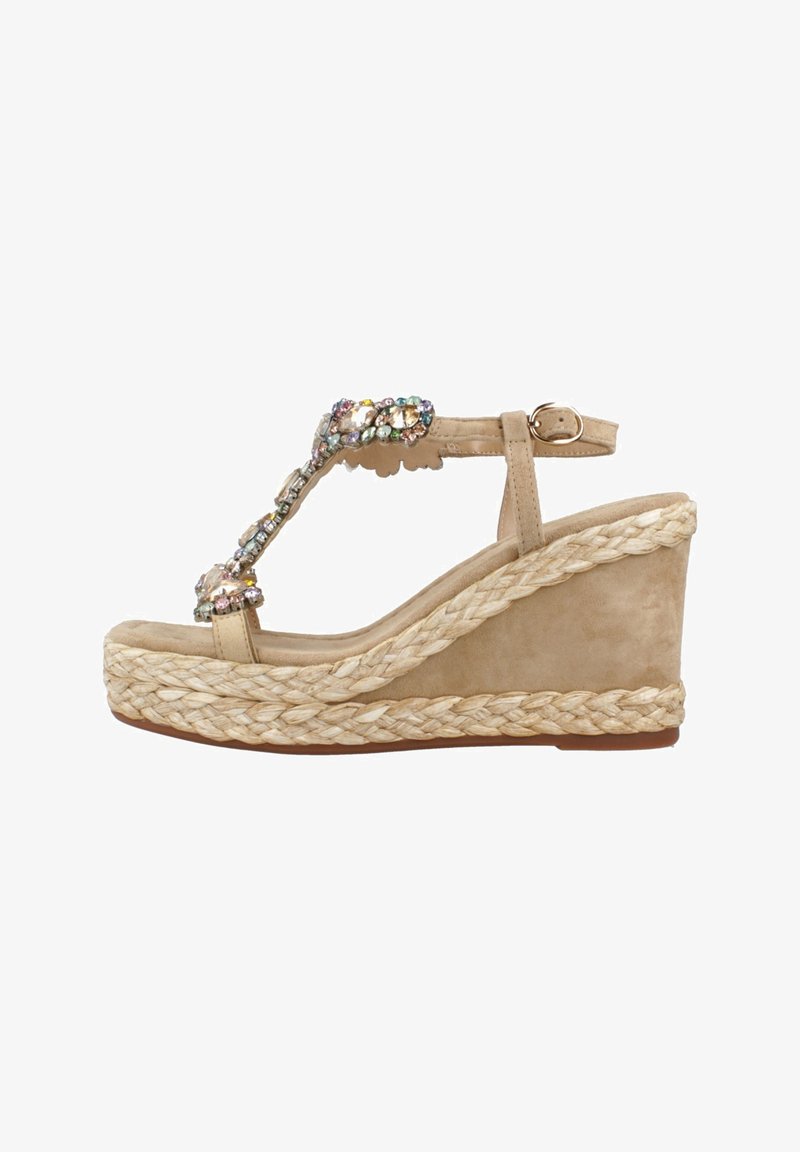 Sandalo con zeppa beige, suola in juta intrecciata, cinturino decorato con perline e fibbia regolabile alla caviglia per una vestibilità sicura.
