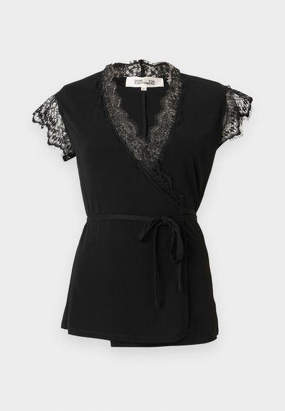 Czarna kopertowa bluzka z dekoltem wykończonym koronką i krótkimi rękawkami, z materiałowym paskiem pozwalającym na regulację dopasowania oraz miękką, gładką fakturą.