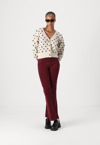 JDY SIGRID LIFE VNECK STRUC - Vest - cement