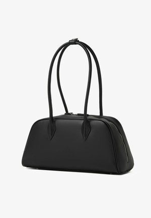 Borsa in pelle nera con doppi manici rotondi, design elegante, texture liscia e chiusura con zip. Gli accenti laterali presentano zip coordinate.