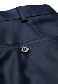 Marineblauere Hosen aus glattem Stoff verfügen über einen sichtbaren Bund-Tab und einen schwarzen Vierlochknopf. Maßgeschneiderter Schnitt mit glatter Vorderseite.