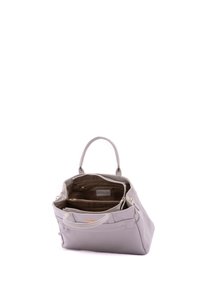 Grijze leren schoudertas met dubbele handvatten, ruime binnenkant en gouden hardware. Beschikt over meerdere zakken en een zachte, gestructureerde afwerking.