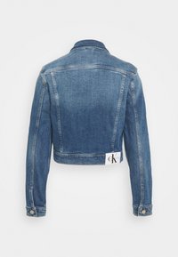 Jeansjacka i ljusblått med en cropped skärning, klassisk krage, knappade manschetter och en CK-logotyp på ryggen. Slitet texturdetalj.