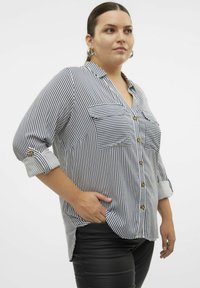 Vero Moda Curve VMBUMPY SHIRT NEW - Chemisier - snow white