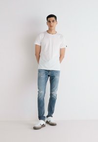 Replay WILLBI PANTS - Džíny Straight Fit - medium blue