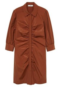 Bruine overhemdjurk met een gestructureerde kraag, plooien aan de voorkant en 3/4 pofmouwen; gladde stof met een lichte glans.