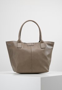 Hnědá kožená taška přes rameno s jemnou texturou, vybavená dvěma pevnými uchy a minimalistickým designem s detailním středovým švem.