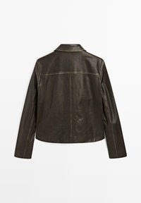 Brun læderjakke med spids krave, lange ærmer og et kort design, med synlige syninger langs sømmene og ryggen.