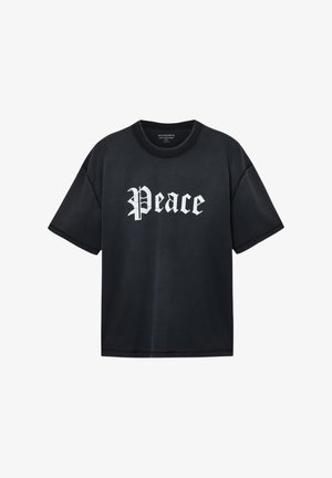 Černé bavlněné tričko s krátkými rukávy, na přední straně bílé gotické písmo s nápisem „Peace“. Kulatý výstřih, volný střih.