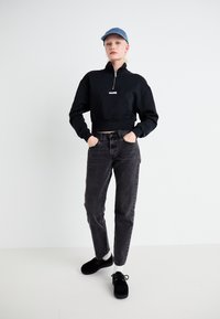 Levi's® LSEGRAPHIC SARA 1/4 ZIP - Ikdienas džemperis - black