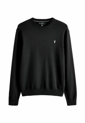 Czarny sweter z miękkiego materiału, z ryflowanym okrągłym dekoltem, długimi rękawami i małym, białym dekoracyjnym logo na klatce piersiowej.