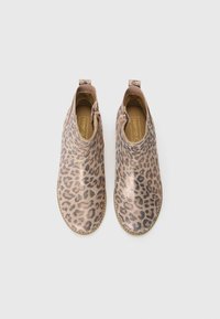 Botas de tobillo con estampado de leopardo en un acabado metálico. Fabricadas con un tejido texturizado y cierres con cremallera. Punta redondeada y suelas planas.