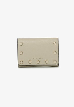 Cartera de cuero beige con acentos de hardware circular en tono dorado y nombre de la marca en relieve. Forma rectangular compacta con un acabado texturizado.