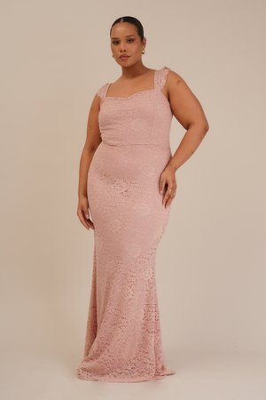 Rochie de seară roz din dantelă cu un corset ajustat, decolteu pătrat și bretele volănde. Fusta curge până la podea, având un model floral pe întreaga suprafață.