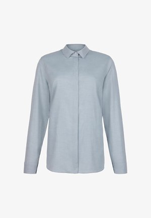Lys blå langærmet skjorte lavet af blødt stof, med klassisk krave, knaplukning foran og lige afslutning. Minimalistisk design uden mønstre.