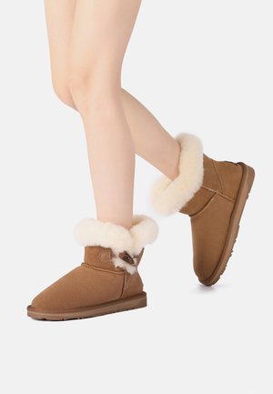 ROBIN HORN TOGGLE BUTTON MINI - Winter boots - chestnut