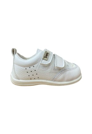 Zapatillas blancas con parte superior de cuero texturizado, dos correas de Velcro, lados perforados y suela de goma. Presentan un patrón distintivo en la puntera.
