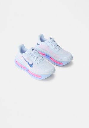 Valkoiset urheilukengät, joissa on teksturoitu verkkokangas päällinen, vaaleansiniset korostukset ja näkyvä vaaleanpunainen ilma-alue pohjassa. Kenkässä on sininen Nike-logo.