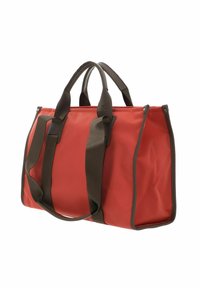 Borsa sintetica rossa con manici marroni scuri, forma rettangolare, due tasche laterali e una texture liscia, caratterizzata da dettagli di cucitura a contrasto.
