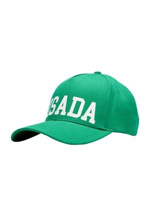 Cappellino da baseball verde con lettere bianche a blocchi che compongono "USADA" sul davanti, mostrato leggermente inclinato su sfondo bianco.