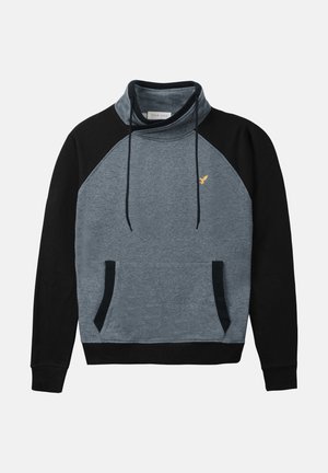 Fleece pulover z visokim ovratnikom; siva osnova, črne rokave in žepi; vsebuje majhen rumen logotip na prsih.