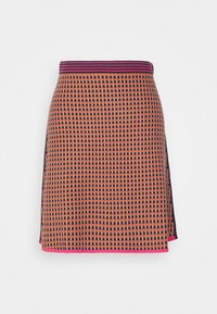 Gonna patterned in viola, giallo e rosso con un design geometrico. Presenta una vita a strisce e un orlo leggermente svasato.