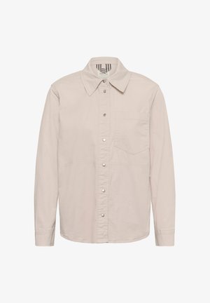 Helle beige Langarmbluse mit spitzem Kragen, Frontdruckknöpfen und einer einzelnen Brusttasche auf weißem Hintergrund.