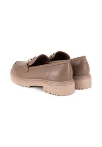 Brūni ādas loafers ar masīvu beigu zoli un zelta akcentiem. Iezīmējas ar gludu tekstūru un noapaļotu formu, piemēroti ikdienas valkāšanai.