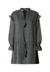 Navyblauwe jurk met lange mouwen en patroon, met gerimpelde manchetten en kraag, kwastjes bij de hals en taille en gerimpelde details op de schouders.