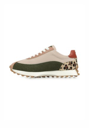 Scarpe sportive con una tomaia in rete rosa, accenti in tessuto verde, tacco con stampa leopardata e suola in gomma marrone chiaro con tasselli per la trazione.