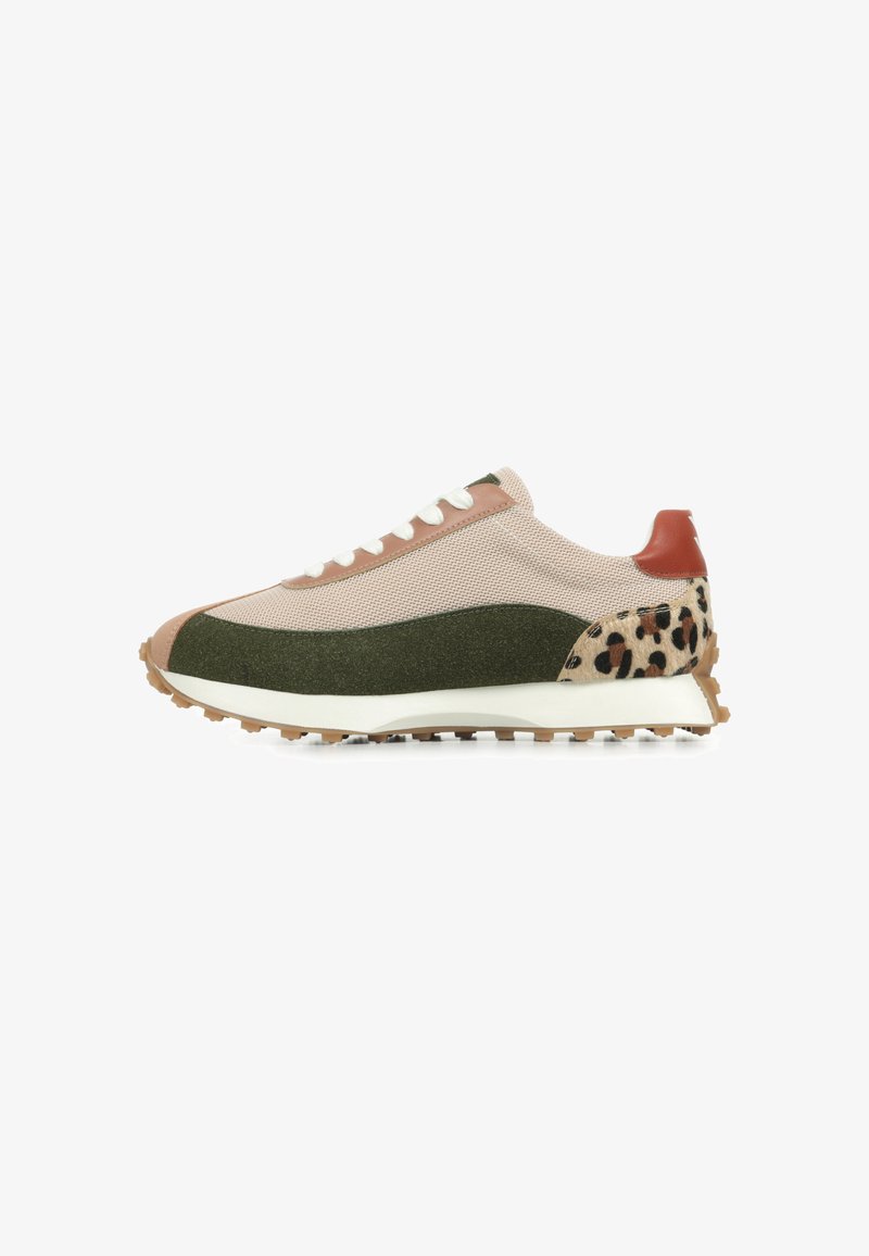 Sportschoenen met een roze mesh bovenkant, groene stofaccenten, een leopardenprint hiel en een lichtbruine rubberen zool met gripnoppen.