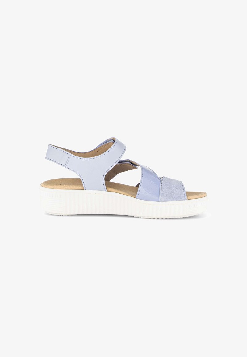 Sandale bleu clair à bout ouvert avec bride arrière réglable, semelle intérieure beige matelassée et semelle épaisse blanche texturée.